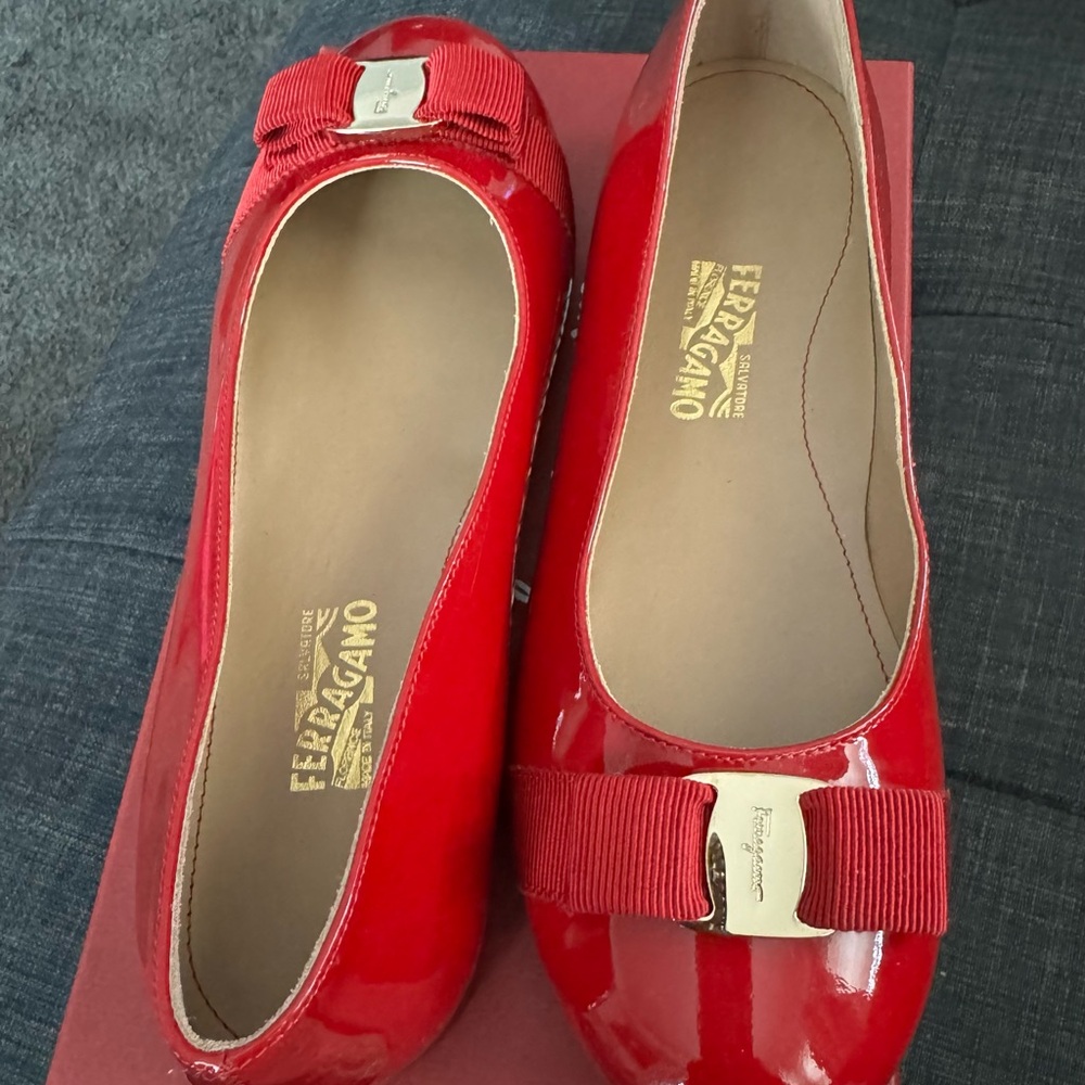 Salvatore Ferragamo(Varina Min) girls patent shoes.  Size 33, US size 2.0.